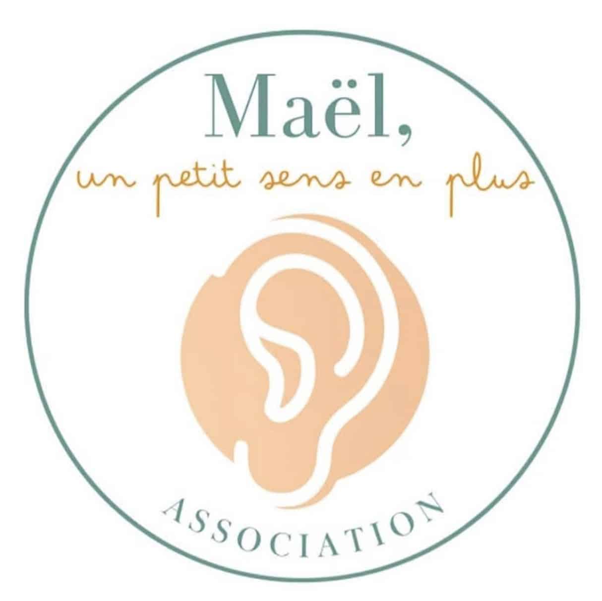 Ceci est le logo de l'association "Maël, un petit sens en plus". Il s'agit d'un rond vert au sein duquel une oreille est représentée, en dessin blanc sur fond couleur saumon, incluant le nom de l'association.