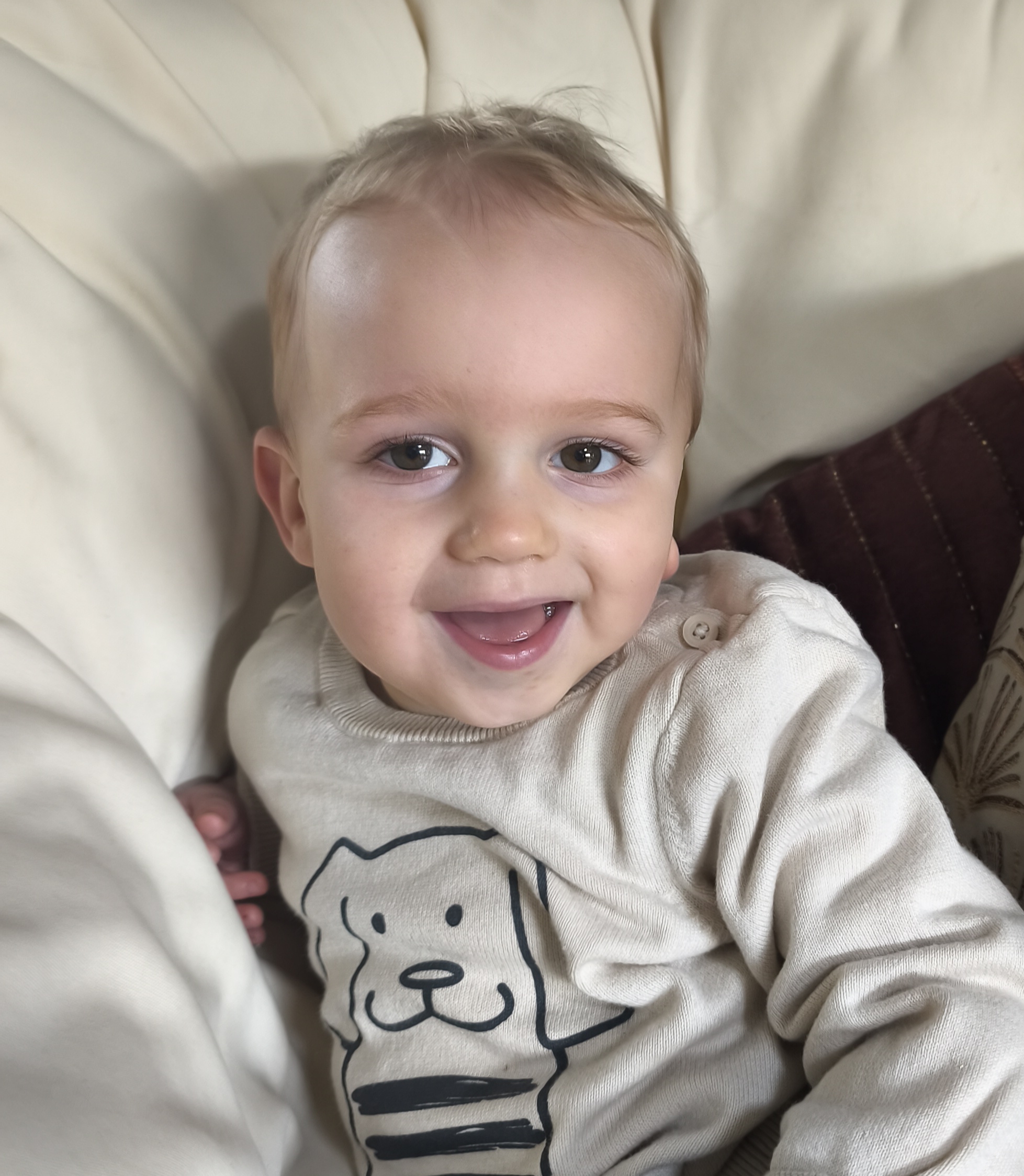 Photo de Maël à l'âge de 18 mois. Il sourit et a des yeux rieurs.